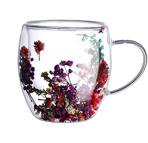 Tasse en verre transparent à fleurs séchées