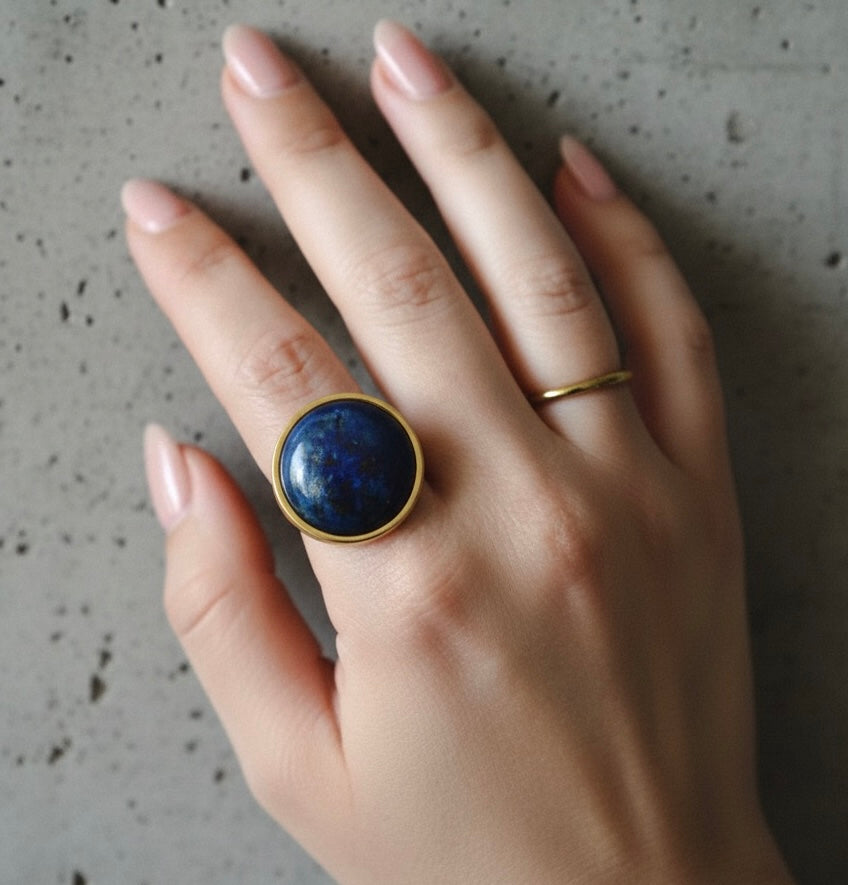 Bague de déclaration AYA en lapis-lazuli et or