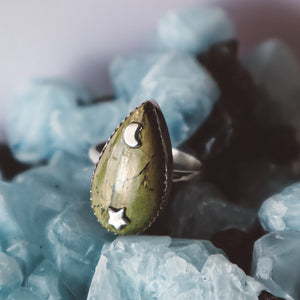 Natürlicher Schweizer Imperial Opal-Tropfenring – 925er Silber