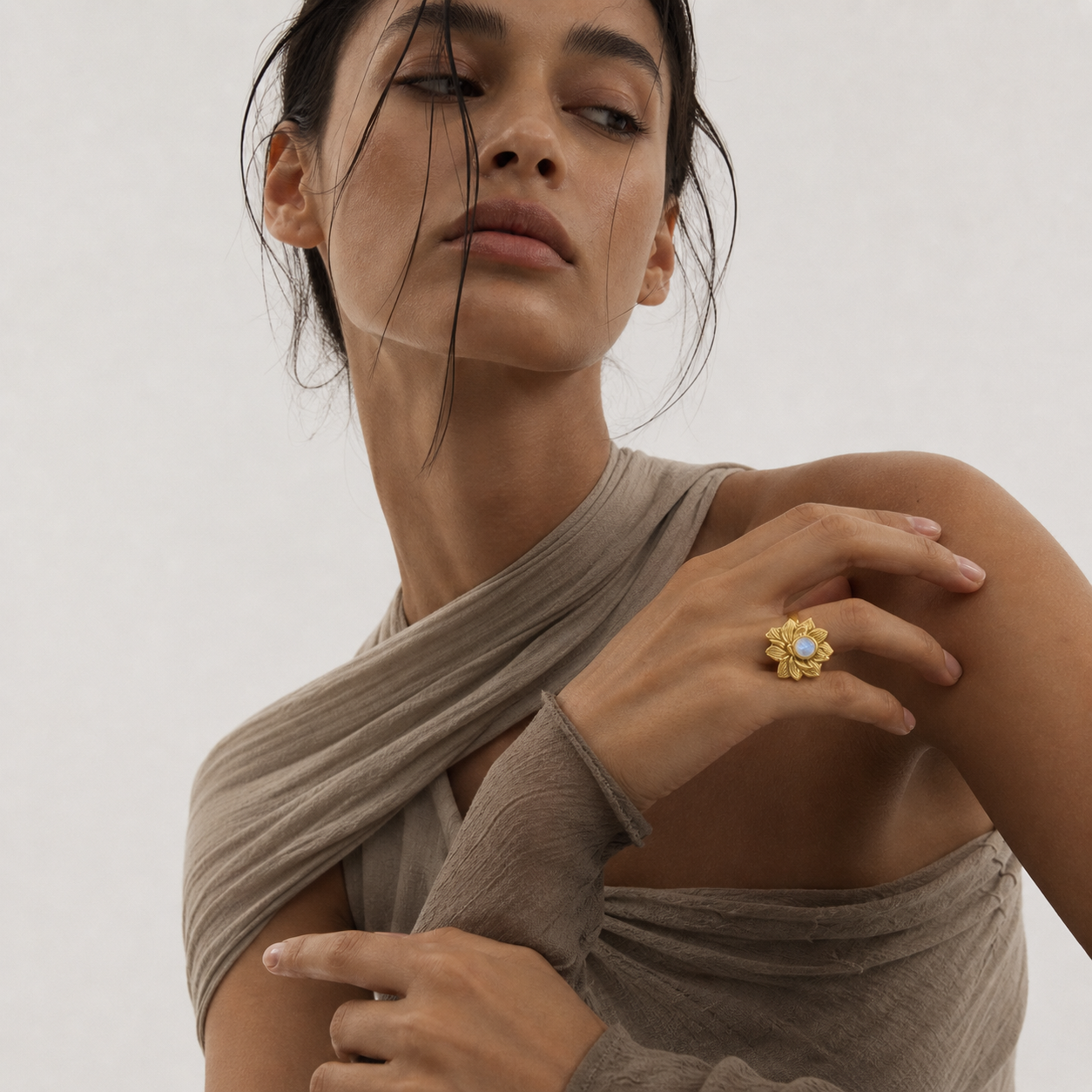 Zierlicher Ring mit blauem Labradorit – Gold