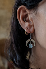Carica l&#39;immagine nel visualizzatore di Gallery, BIANCA Moonstone Dainty Moon Earrings Silver
