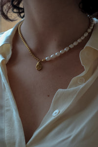 PERLA Chain and Pearl Charm Necklace Gold