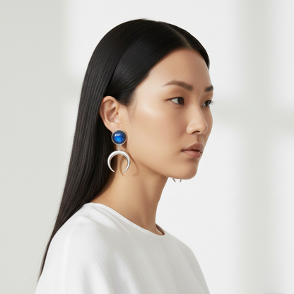 Boucles d'oreilles ANUK en labradorite bleue, en forme de croissant de lune et argent.