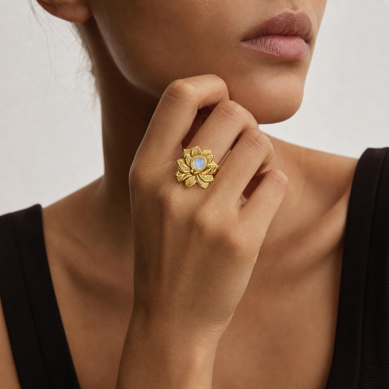 Zierlicher Ring mit blauem Labradorit – Gold