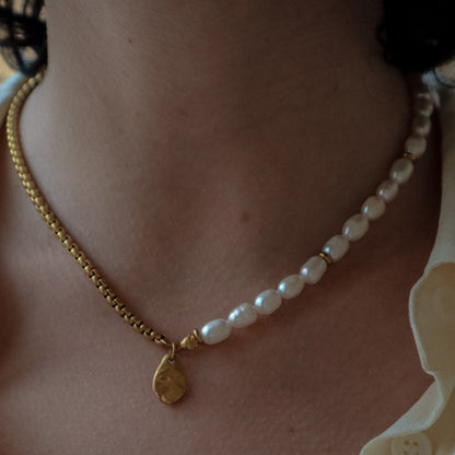 PERLA Chain and Pearl Charm Necklace Gold