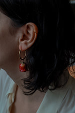 Charger l&#39;image dans la galerie, ROSEWATER Boucles d&#39;oreilles créoles à breloque rose rouge Doré
