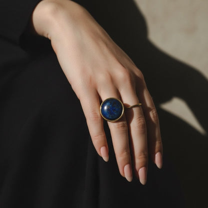 Bague de déclaration AYA en lapis-lazuli et or