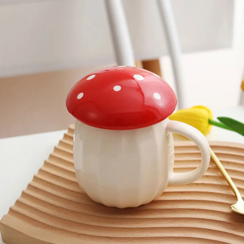 Tasse en céramique de champignon rouge avec couvercle