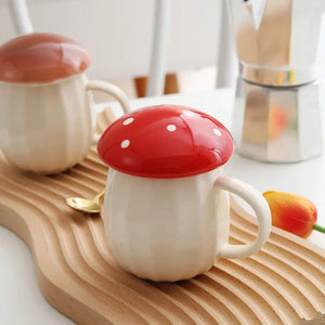 Tasse en céramique de champignon rouge avec couvercle
