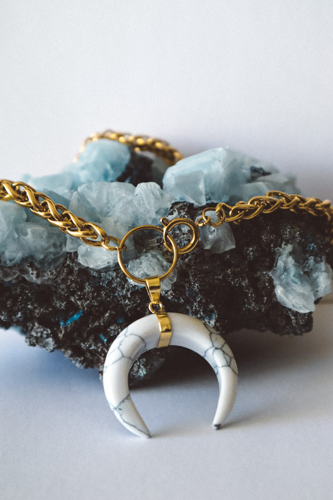 Gemstone Horn O Ring Wheat Chain Choker - Gold