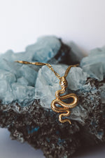 Carica l&#39;immagine nel visualizzatore di Gallery, Snake Pendant Necklace - Gold Permanent Jewelry
