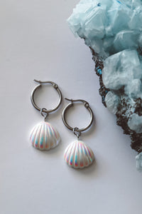 Seashell Aura Huggie Hoop Earrings Silver, white mermaid core jewelry, ocean inspired syle, handmade shell earrings, summer jewellery, mermaidcore earrings, jewelry made with shells, festival jewelry, festival earrings