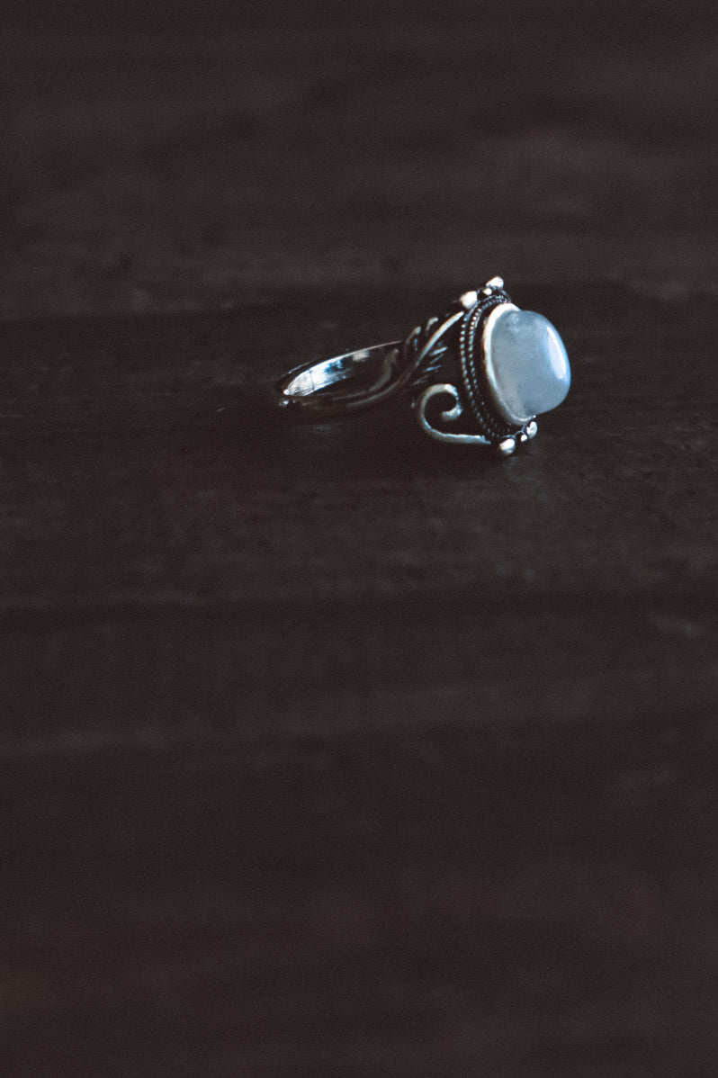 VINES Rainbow Moonstone Oval Ring Silver