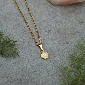 Mondstein-Halskette mit zierlichem Anhänger – Gold