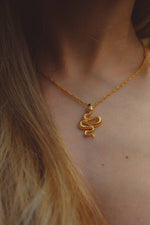 Cargar imagen en el visor de la galería, SERPENT Snake Pendant Necklace Gold

