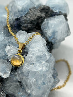 Load image into Gallery viewer, Labradorite Dainty Minimalist Pendant Necklace - Gold
