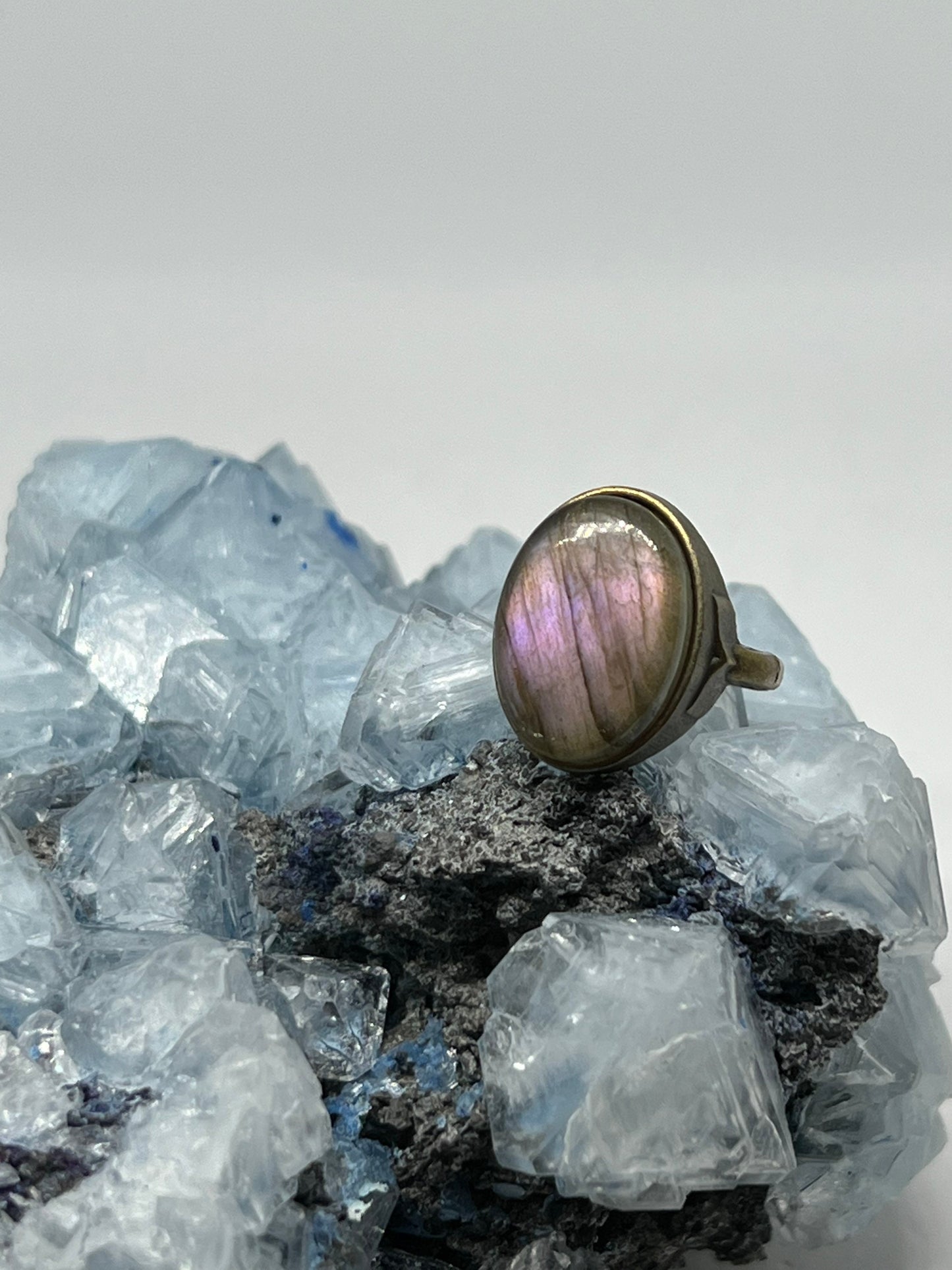 Bague Ovale Labradorite Violette GAIA - Bronze