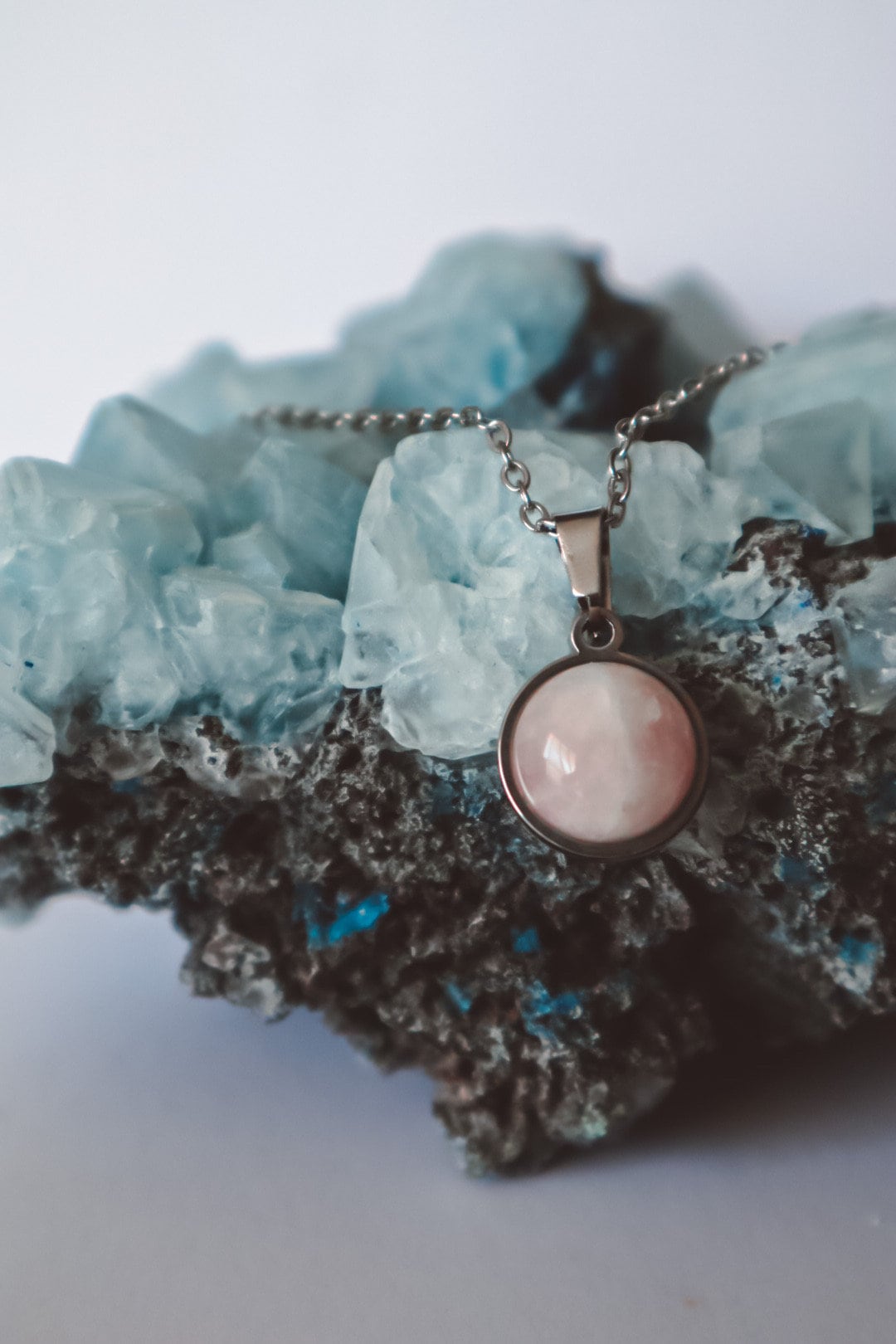 Rose Quartz Minimalist Pendant necklace - Silver