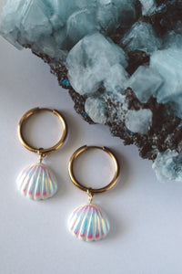 Seashell Aura Earrings - White / Gold