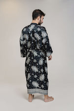 Cargar imagen en el visor de la galería, Mens Black White Floral Silk Long Kimono Robe

